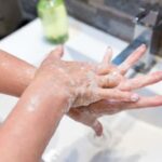 9. Cuci Tangan Hingga Bersih Sebelum Mengobati Luka Ringan
